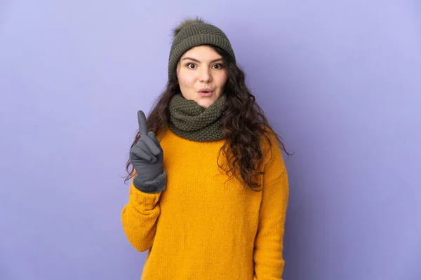 Adolescente Russo Menina Com Chapéu Inverno Isolado Fundo Roxo Com — Fotografia de Stock