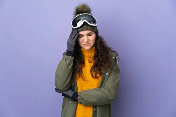 Teenager Rusky Dívka Snowboarding Brýle Izolované Fialovém Pozadí Bolestí Hlavy — Stock fotografie