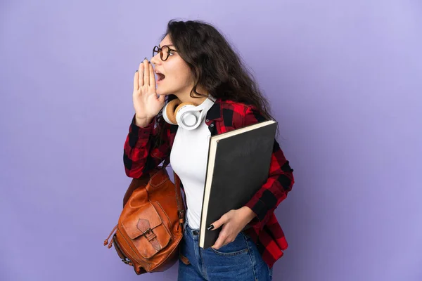 Estudante Adolescente Isolado Fundo Roxo Gritando Com Boca Bem Aberta — Fotografia de Stock