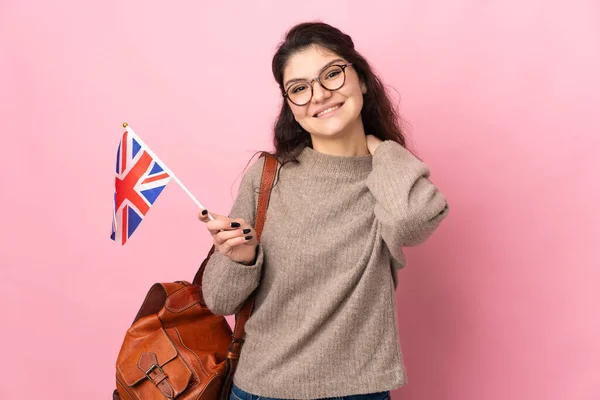 Junge Russin Mit Britischer Flagge Auf Rosa Hintergrund Lacht — Stockfoto