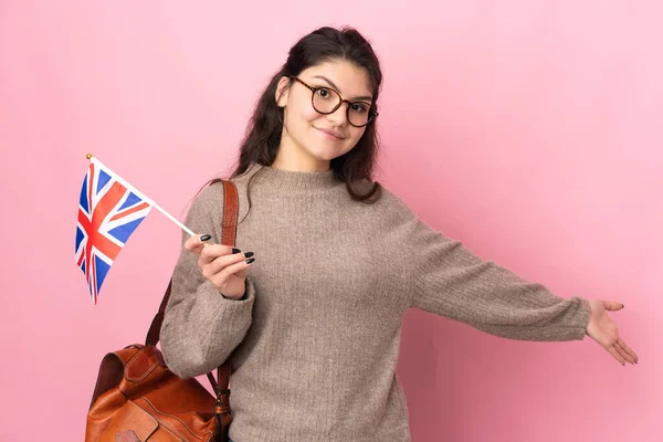 Mladá Ruská Žena Drží Vlajku Spojeného Království Izolované Růžovém Pozadí — Stock fotografie