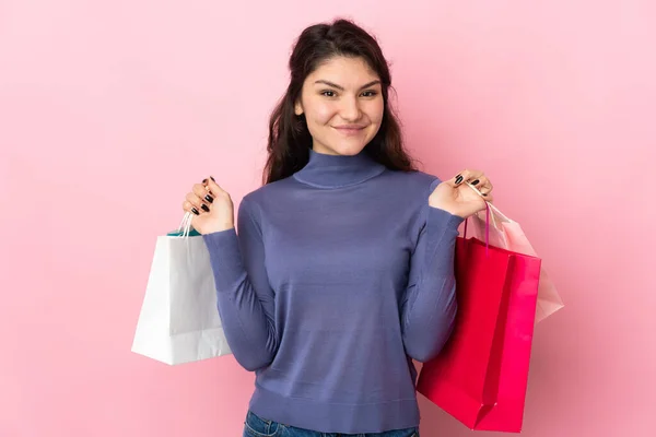 Tiener Russisch Meisje Geïsoleerd Roze Achtergrond Holding Shopping Tassen Glimlachen — Stockfoto
