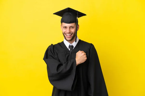 Νεαρός Απόφοιτος Πανεπιστημίου Καυκάσιος Άνδρας Απομονωμένος Κίτρινο Φόντο Γιορτάζοντας Μια — Φωτογραφία Αρχείου