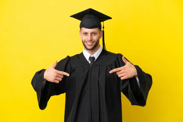 Jonge Afgestudeerde Blanke Man Geïsoleerd Gele Achtergrond Trots Zelfvoldaan — Stockfoto
