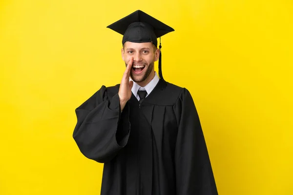 Νεαρός Απόφοιτος Πανεπιστημίου Καυκάσιος Άνδρας Απομονωμένος Κίτρινο Φόντο Έκπληξη Και — Φωτογραφία Αρχείου
