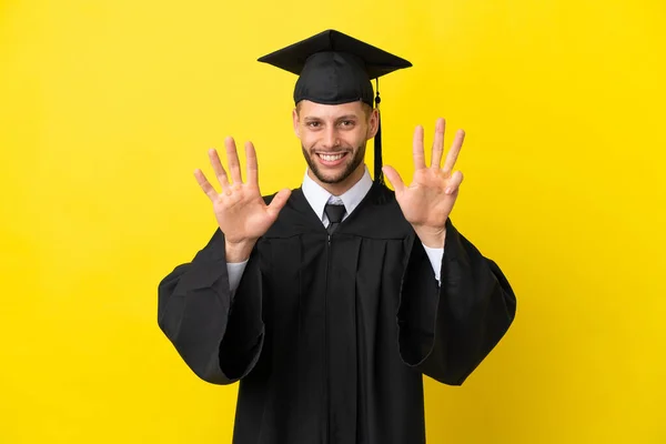 Νεαρός Απόφοιτος Πανεπιστημίου Καυκάσιος Άνδρας Απομονωμένος Κίτρινο Φόντο Καταμέτρηση Εννέα — Φωτογραφία Αρχείου