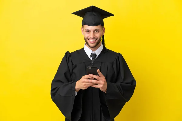 Junge Universitätsabsolvent Kaukasischen Mann Isoliert Auf Gelbem Hintergrund Senden Eine — Stockfoto