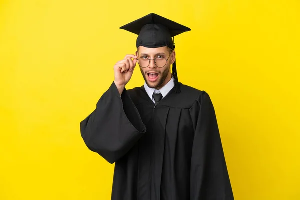 Νεαρός Απόφοιτος Πανεπιστημίου Καυκάσιος Άνδρας Απομονωμένος Κίτρινο Φόντο Γυαλιά Και — Φωτογραφία Αρχείου