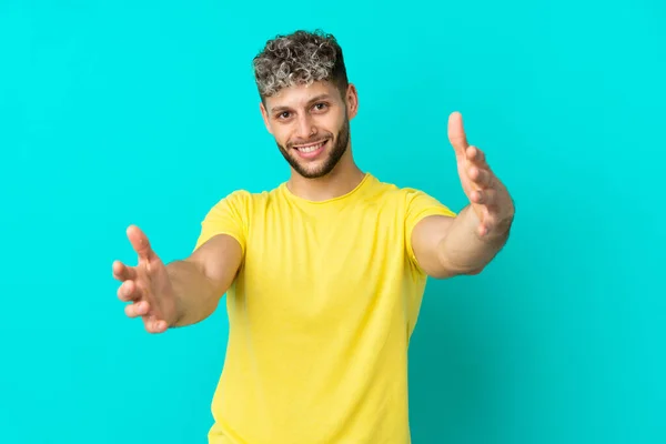 Young Handsome Caucasian Man Isolated Blue Background Presenting Inviting Come — Stock fotografie