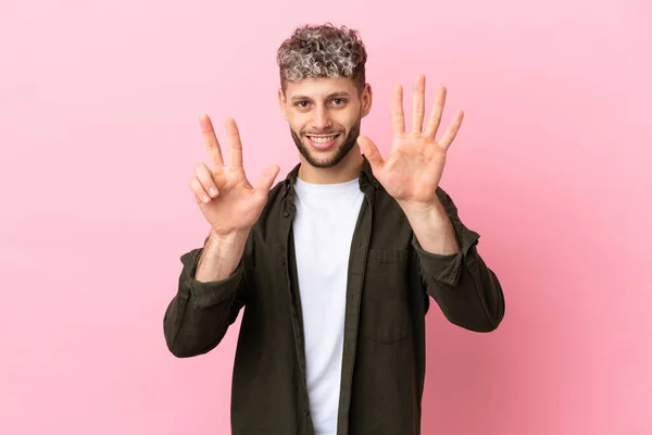 Νεαρός Όμορφος Καυκάσιος Άντρας Απομονωμένος Ροζ Φόντο Μετρώντας Οκτώ Δάχτυλα — Φωτογραφία Αρχείου