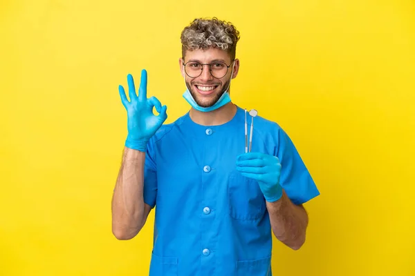 Dentist Caucasian Man Holding Tools Isolated Yellow Background Showing Sign — Fotografia de Stock