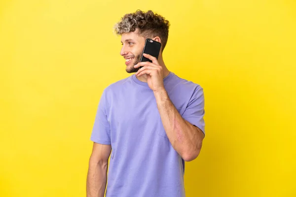 Joven Hombre Caucásico Usando Teléfono Móvil Aislado Sobre Fondo Amarillo — Foto de Stock