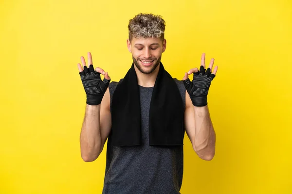 Sport Caucasian Man Isolated Yellow Background Zen Pose — Zdjęcie stockowe