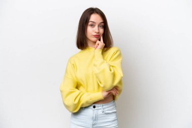 Genç Ukraynalı kadın beyaz arka planda izole edilmiş ve düşünüyor