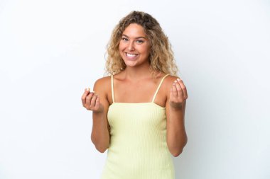 Beyaz arka planda izole edilmiş kıvırcık saçlı kız para hareketi yapıyor.