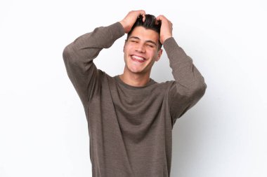 Beyaz fırında yapayalnız kalmış yakışıklı beyaz adam gülüyor.