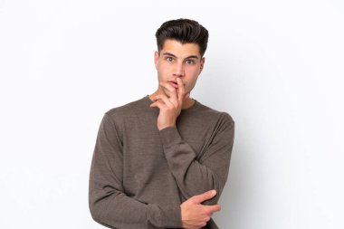 Beyaz fırında izole edilmiş yakışıklı beyaz adam sağa bakarken şaşırdı ve şok oldu.