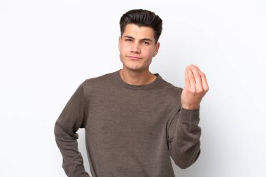 Beyaz fırında izole edilmiş yakışıklı beyaz adam İtalyan jestleri yapıyor.