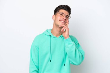 Beyaz fırında izole edilmiş genç beyaz adam yukarı bakarken bir fikir düşünüyor.