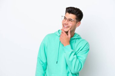 Beyaz fırında mahsur kalmış yakışıklı beyaz adam gülümserken yukarı bakıyor.