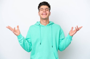 Beyaz fırında yapayalnız kalmış yakışıklı, beyaz bir adam gülümsüyor.