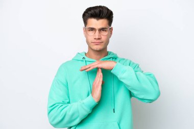 Beyaz bakkalda izole edilmiş yakışıklı, beyaz bir adam, jest yapıyor.