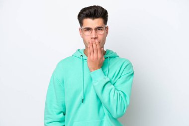 Beyaz bakkalda izole edilmiş, ağzı eliyle kapatan yakışıklı beyaz bir adam.