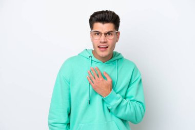 Beyaz fırında izole edilmiş yakışıklı beyaz adam kendini işaret ediyor.