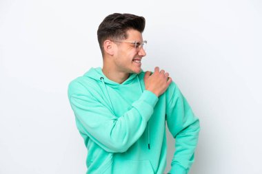 Beyaz fırında izole genç yakışıklı beyaz adam omuz ağrısından muzdarip, çaba sarf ettiği için