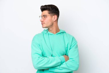 Beyaz fırında izole edilmiş beyaz, yakışıklı beyaz bir adam kollarını kavuşturuyor.