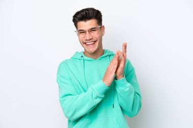 Beyaz tenli yakışıklı beyaz adam bir konferansta sunumdan sonra alkışlıyor.