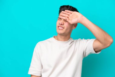 Genç, yakışıklı, beyaz bir adam mavi fırında izole edilmiş, yorgun ve hasta bir yüz ifadesi var.