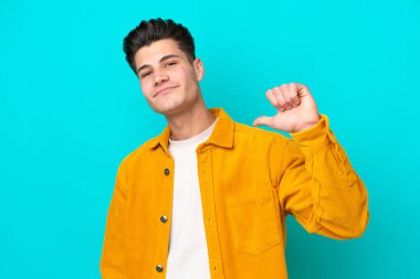 Genç, yakışıklı, beyaz bir adam, mavi fırında yalnız, gururlu ve kendini beğenmiş.