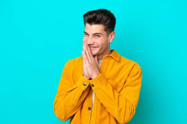 Mavi fırında izole edilmiş yakışıklı beyaz adam avuç içini bir arada tutuyor. İnsan bir şey ister.