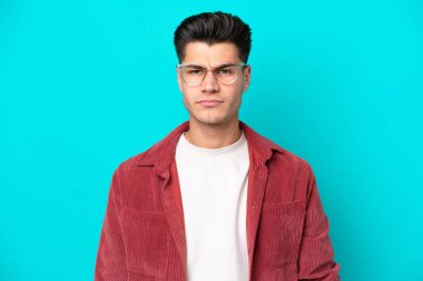 Mavi fırında gözlüklü, yakışıklı, beyaz bir adam.