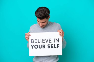 Mavi bakkalda izole edilmiş, üzerinde 