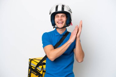 Beyaz arka planda izole edilmiş termal sırt çantalı beyaz tenli genç beyaz adam bir konferansta sunumdan sonra alkışlıyor.