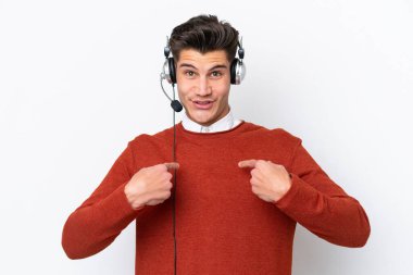 Tele pazarlamacı beyaz bir kulaklıkla çalışan beyaz bir adam. Şaşırtıcı bir yüz ifadesi var.