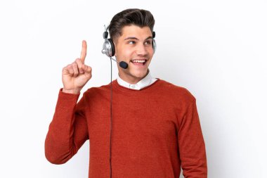 Beyaz arka planda izole edilmiş bir kulaklıkla çalışan beyaz pazarlamacı bir parmağını kaldırarak çözümü bulmayı amaçlıyor.