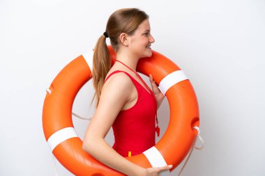 Beyaz arka planda izole genç beyaz kadın cankurtaran ekipmanları ve mutlu bir ifade ile