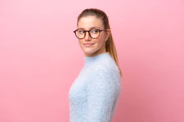 Pembe arka planda soyutlanmış beyaz bir kadın. Portre