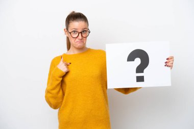 Beyaz arka planda izole edilmiş beyaz bir kadın soru işareti sembollü bir levha tutuyor ve şaşırmış bir ifade var.