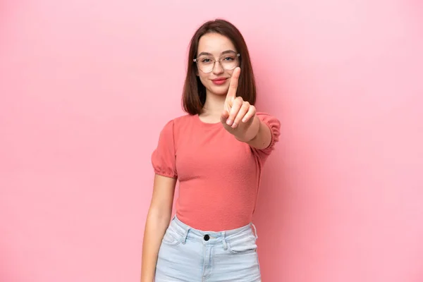 Joven Ucraniana Aislada Sobre Fondo Rosa Mostrando Levantando Dedo —  Fotos de Stock