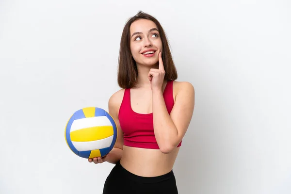 Молодая Украинка Играющая Волейбол Белом Фоне Думает Идее Глядя Вверх — стоковое фото
