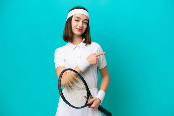 Joven Ucraniana Aislada Sobre Fondo Azul Jugando Tenis Apuntando Hacia —  Fotos de Stock