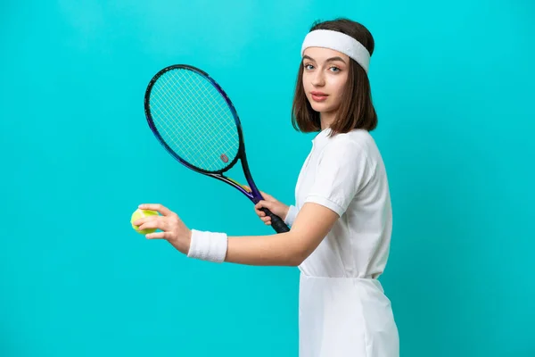 Joven Ucraniana Aislada Sobre Fondo Azul Jugando Tenis — Foto de Stock