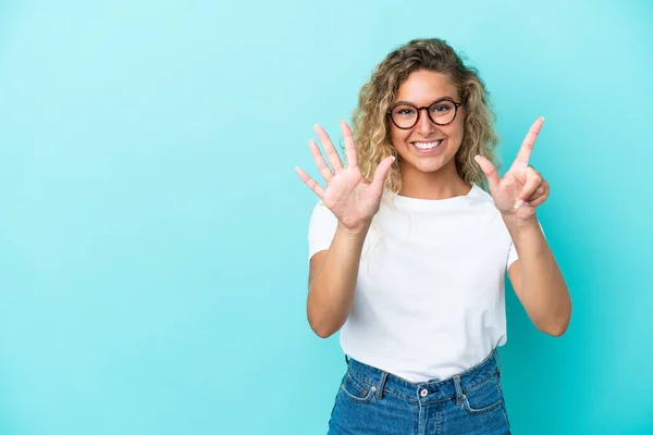 Meisje Met Krullend Haar Geïsoleerd Blauwe Achtergrond Tellen Zeven Met — Stockfoto