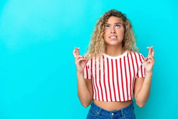 Menina Com Cabelo Encaracolado Isolado Fundo Azul Com Dedos Cruzando — Fotografia de Stock