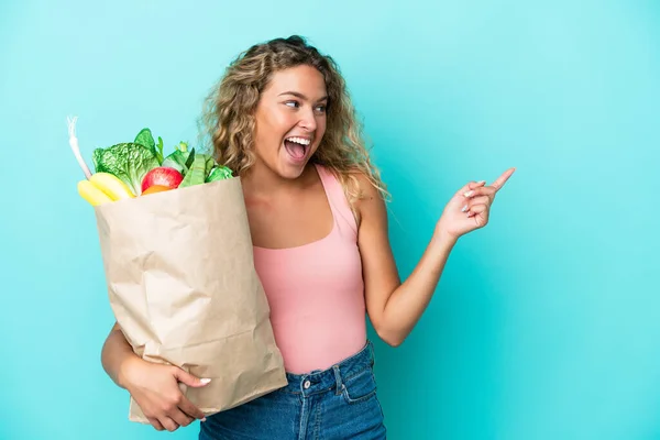 Girl Curly Hair Holding Grocery Shopping Bag Isolated Green Background — Foto de Stock