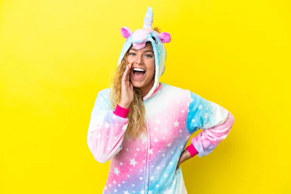 Chica Con Pelo Rizado Con Pijama Unicornio Aislado Sobre Fondo — Foto de Stock